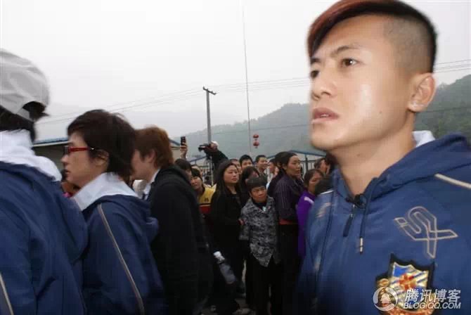 穿越地震带之什邡日记：地震周年谭咏麟黄日华众明星到蓥华小学