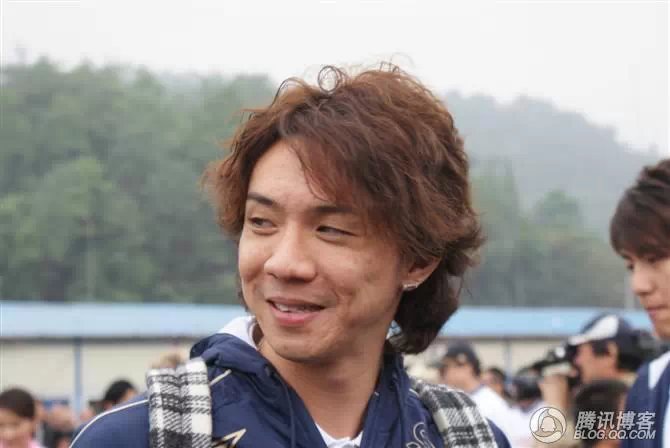 穿越地震带之什邡日记：地震周年谭咏麟黄日华众明星到蓥华小学