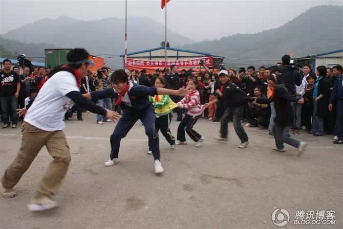穿越地震带之什邡日记：地震周年谭咏麟黄日华众明星到蓥华小学