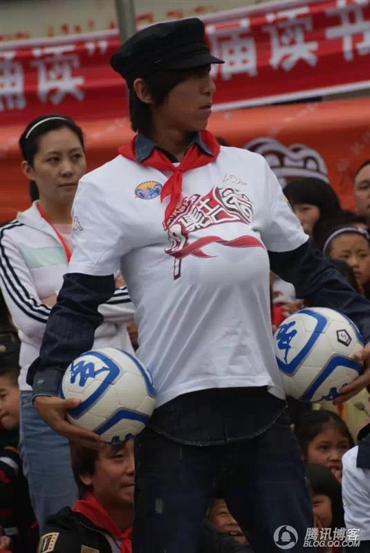 穿越地震带之什邡日记：地震周年谭咏麟黄日华众明星到蓥华小学