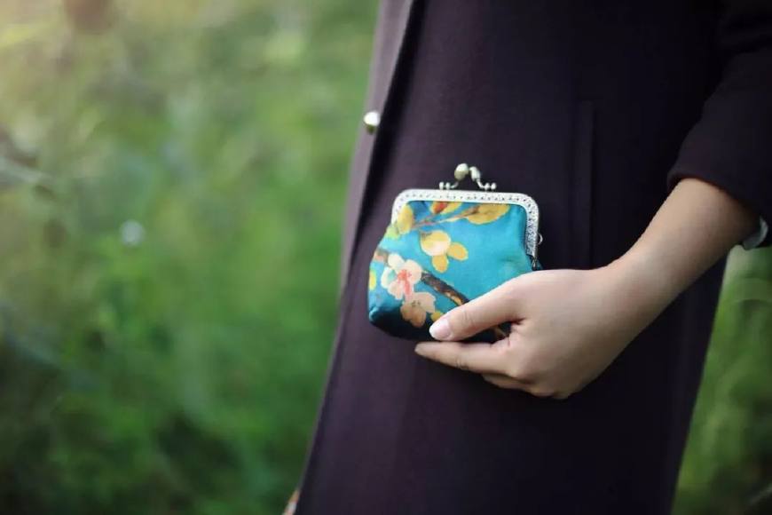 穿红色旗袍配什么包包最合适,自己制作旗袍搭配的包包