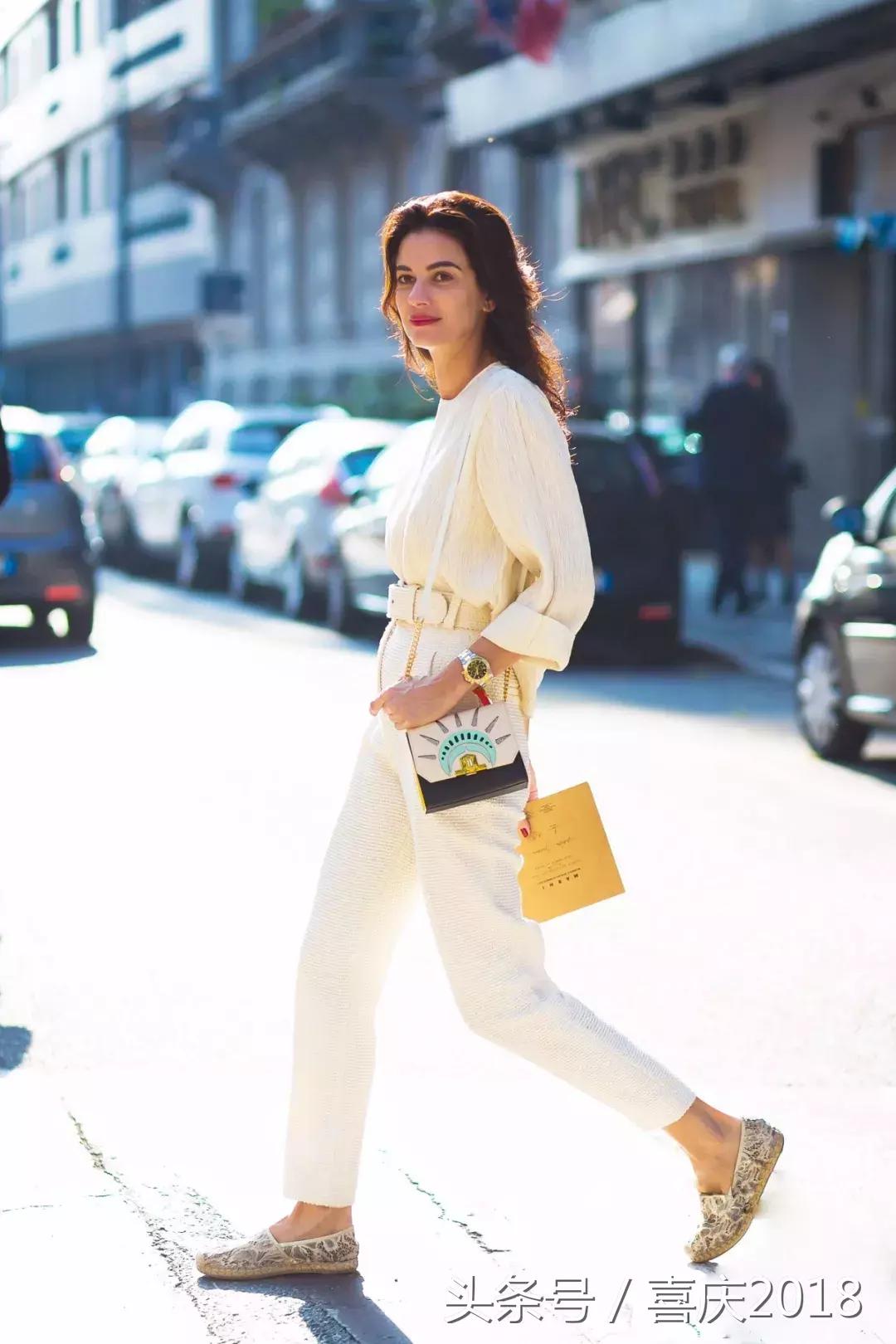 玫红色包包配什么颜色衣服好看,雾霾蓝包包配什么颜色衣服好看