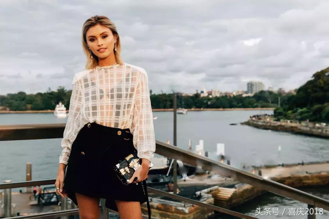 玫红色包包配什么颜色衣服好看,雾霾蓝包包配什么颜色衣服好看