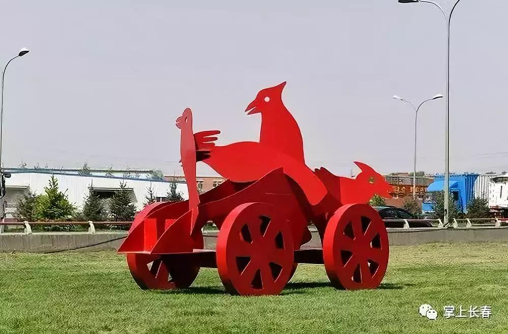 21组精美雕塑沿着长马赛道铺开，告诉我你看到了谁，我就知道你跑到了哪儿