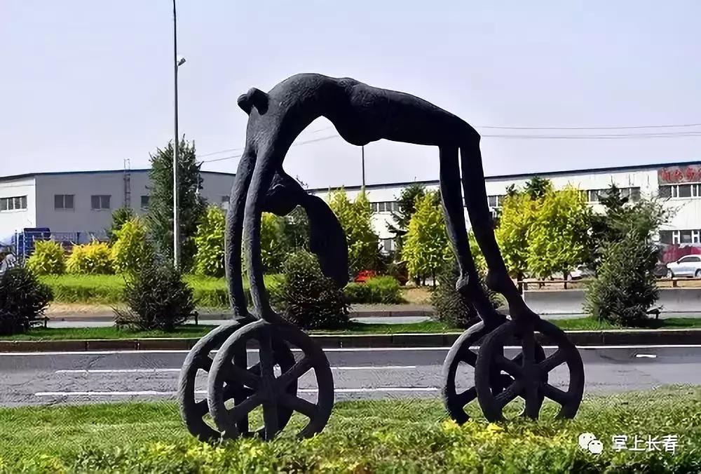 21组精美雕塑沿着长马赛道铺开，告诉我你看到了谁，我就知道你跑到了哪儿