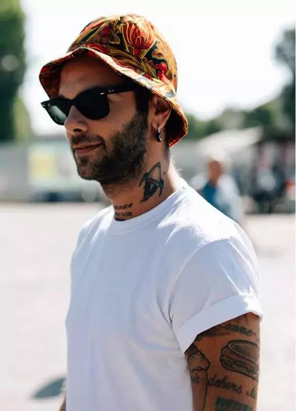 想要帽子戴的帅,清洁必须得跟上