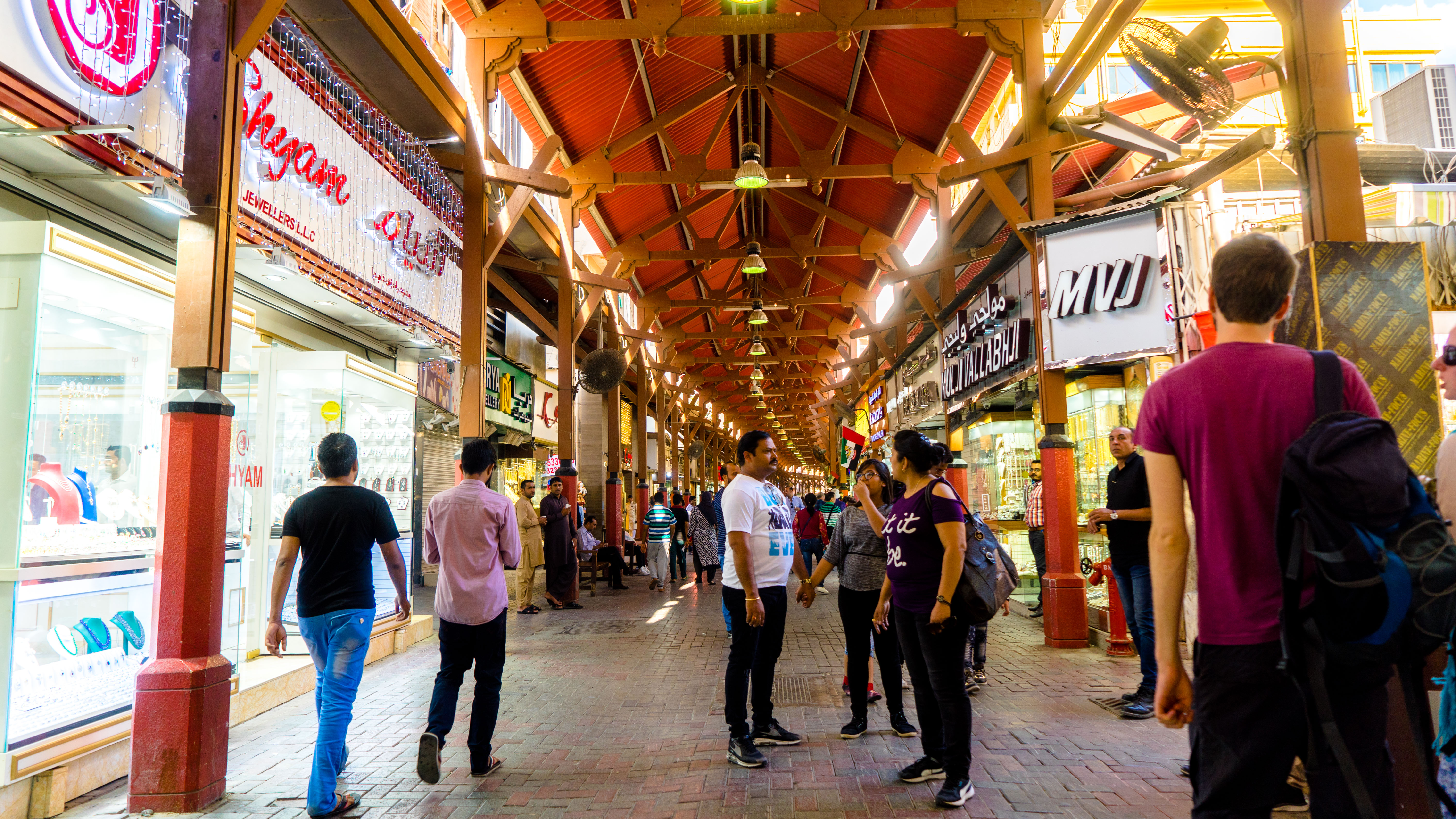 迪拜的这条街全部都是像白菜一样摆着的黄金，但价格却比中国贵