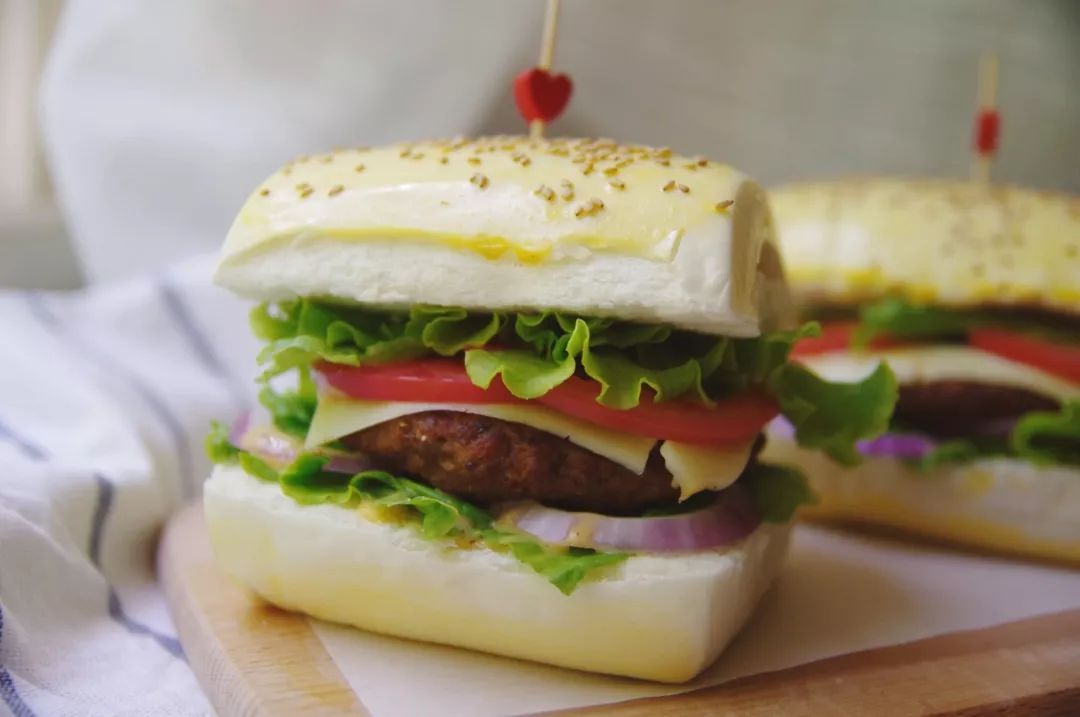 香港女孩卖包子一个70块，照样有人愿意花40分钟排队买，凭什么？