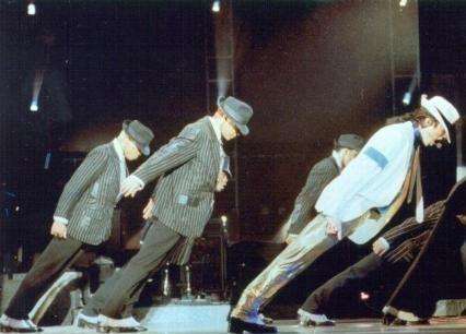 迈克尔杰克逊倾斜45度动作原视频,杰克逊反重力倾斜原因