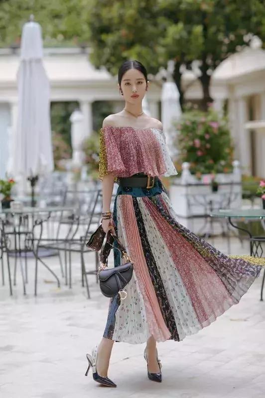 杨采钰迪奥马鞍包,杨采钰出席活动红裙惊艳十足