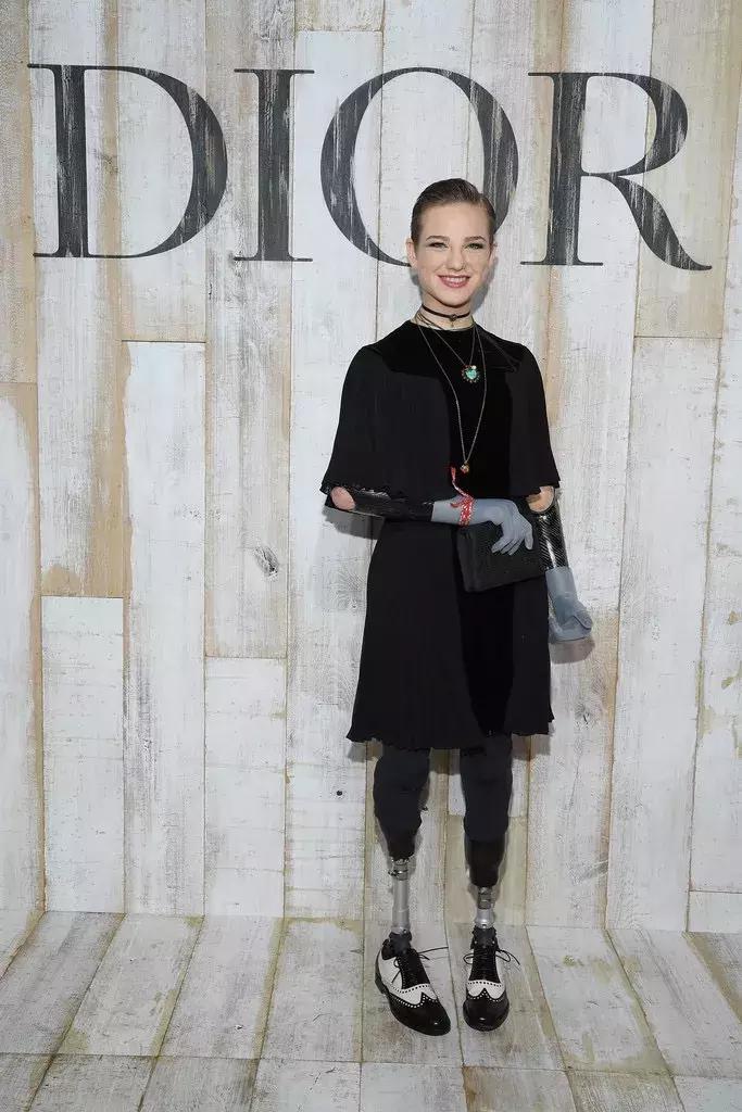 杨采钰迪奥马鞍包,杨采钰出席活动红裙惊艳十足