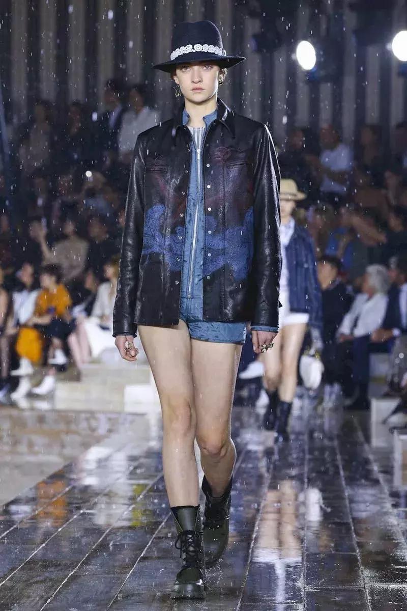 杨采钰迪奥马鞍包,杨采钰出席活动红裙惊艳十足