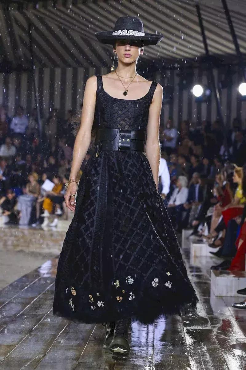 杨采钰迪奥马鞍包,杨采钰出席活动红裙惊艳十足