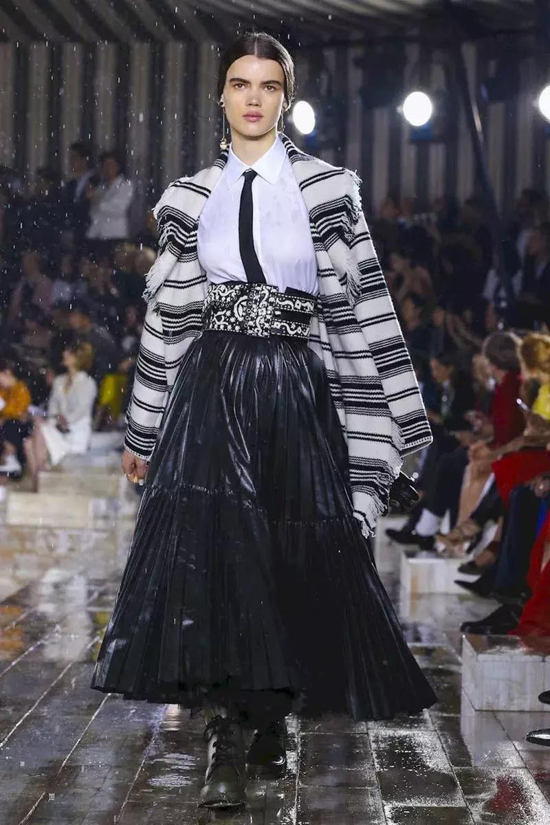 杨采钰迪奥马鞍包,杨采钰出席活动红裙惊艳十足