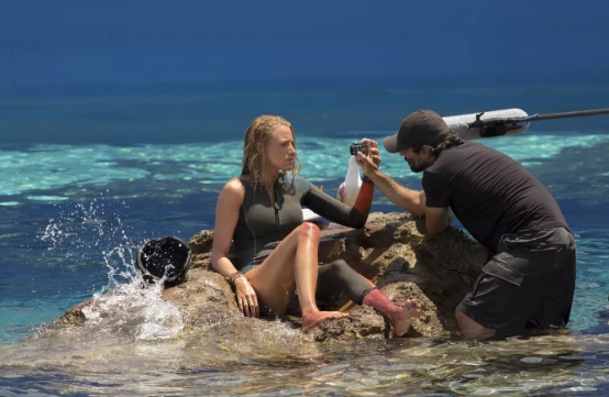 从来没看过如此性感的鲨口逃生，阳光沙滩美女，恐怖堪比釜山行
