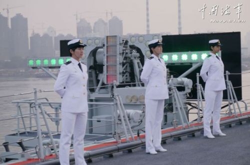 航母夜间打开探照灯,航母夜间起舞