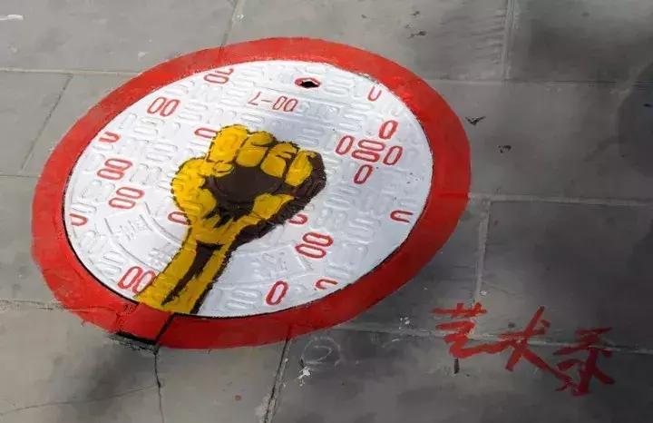 30所职校为井盖“整容”，以画会友，你的学校技术如何？