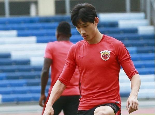 国足戴项链的球员,国足队员上场戴项链