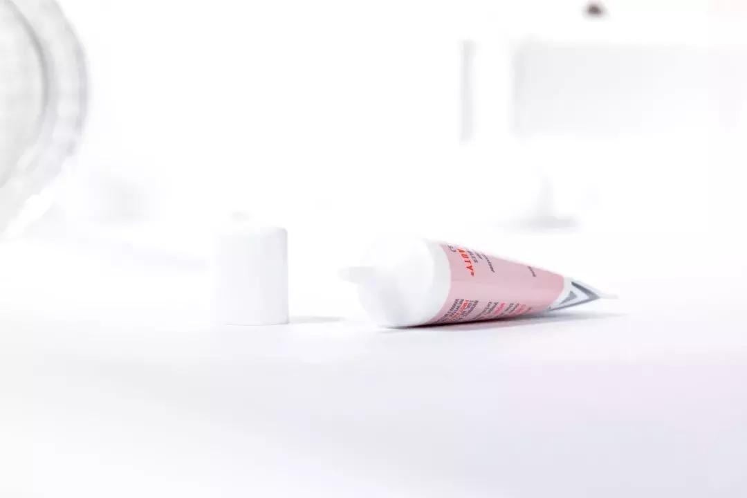 秒杀雅诗兰黛眼霜,安娜柏林多功能滋润小白管眼霜