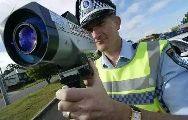 澳洲警察开什么车,澳洲警察高速公路追车