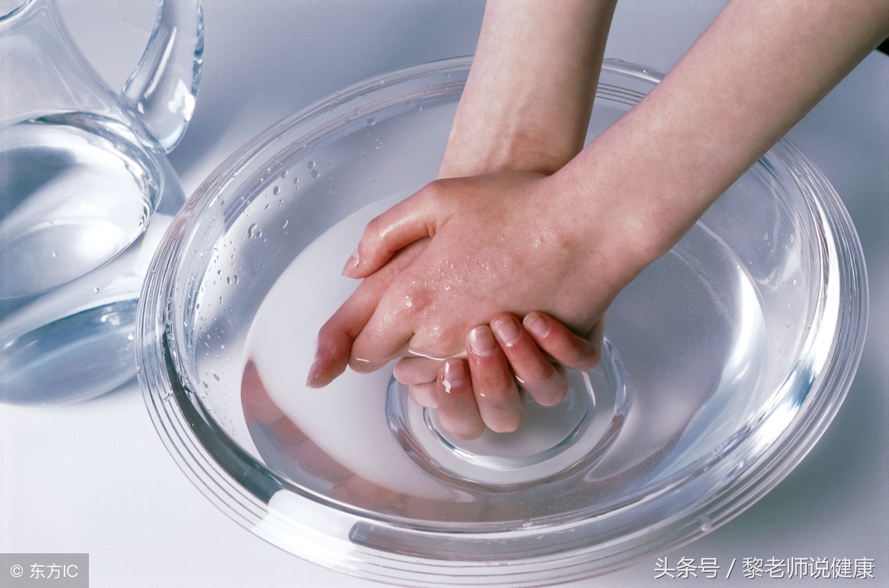 手脚脱皮皲裂用什么药,手脚干裂脱皮痒抹什么药治疗好呀