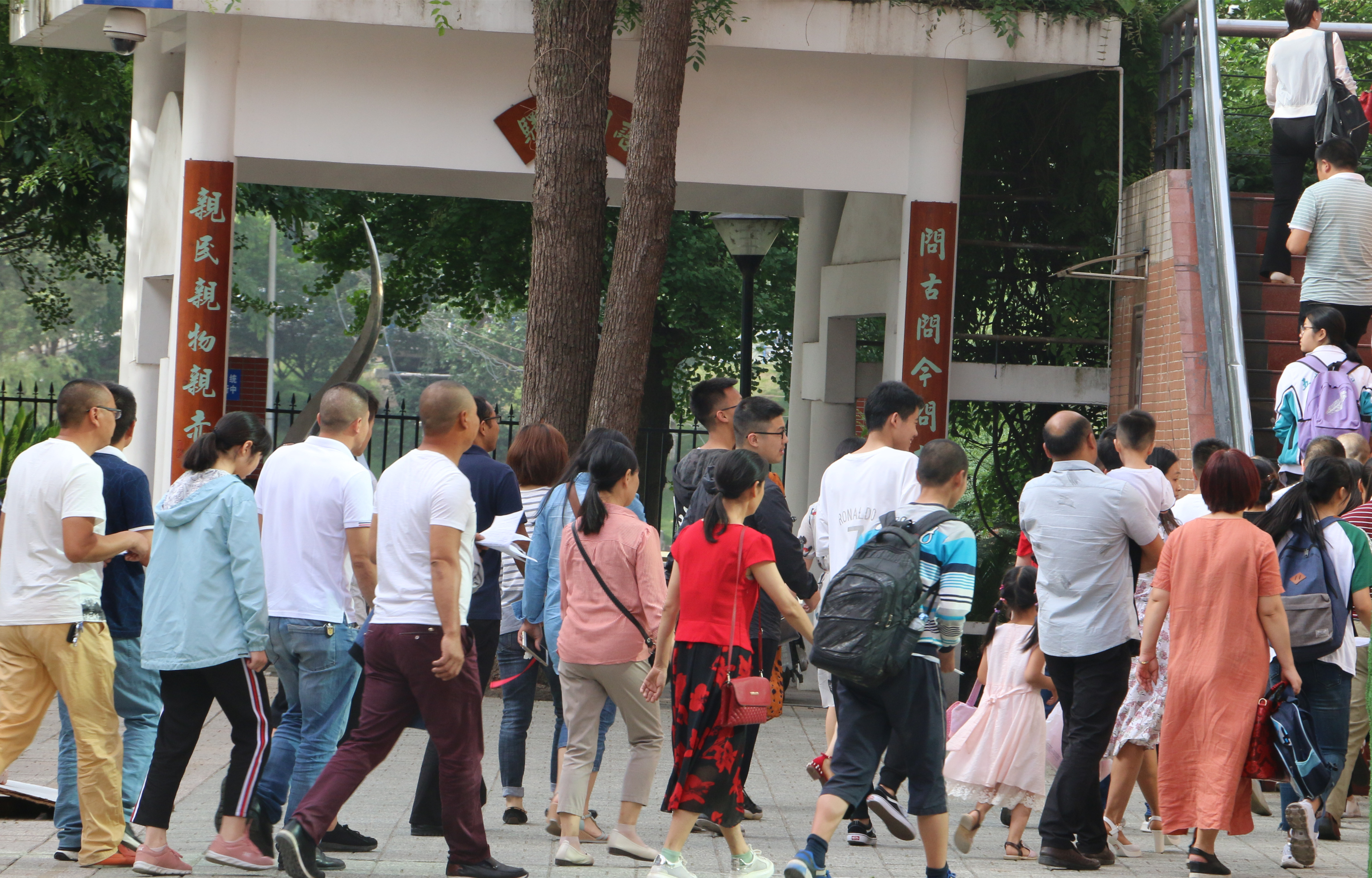 校园洋溢着青春的活力与气息,校园充满活力的气息和欢声笑语