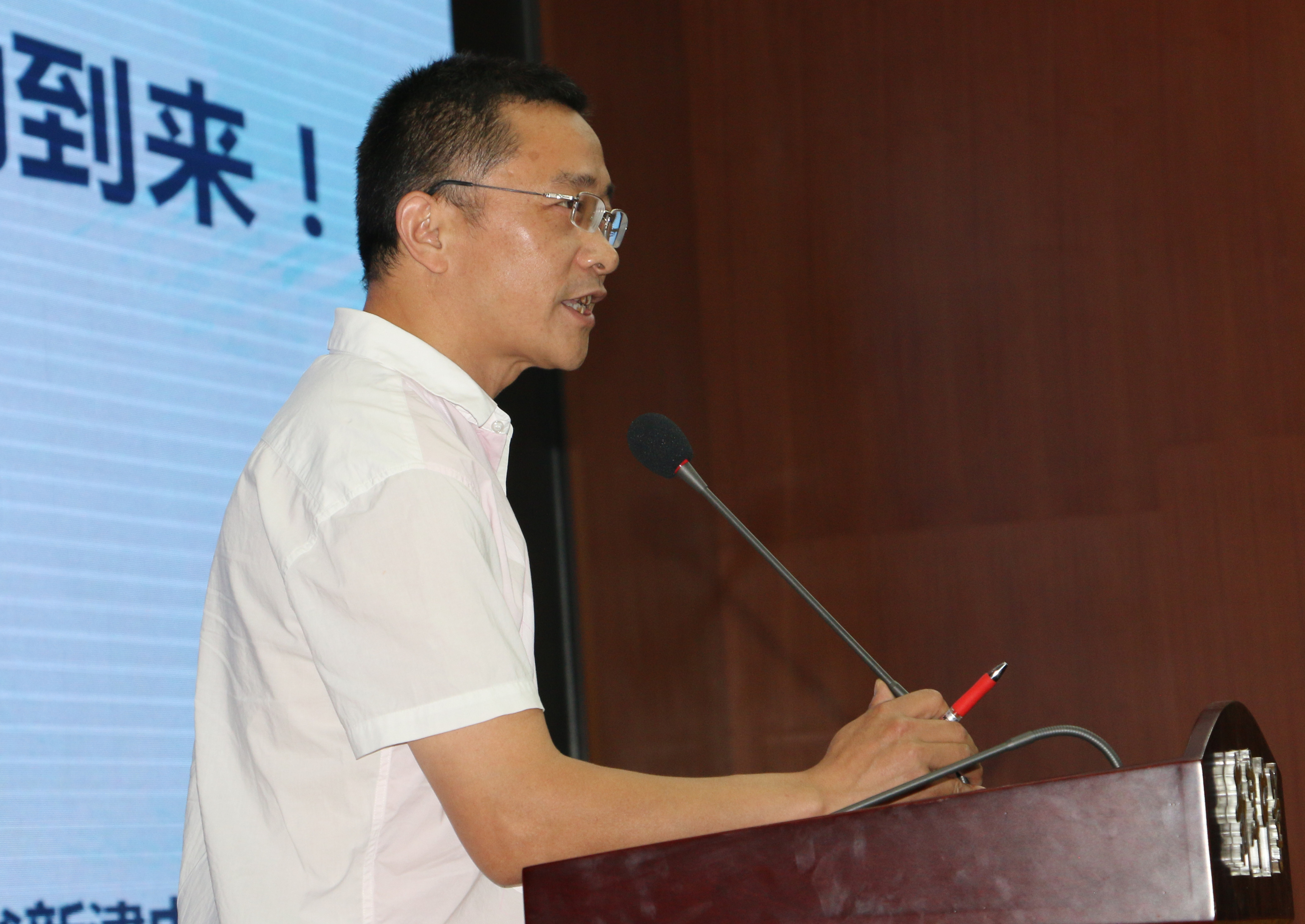 校园洋溢着青春的活力与气息,校园充满活力的气息和欢声笑语