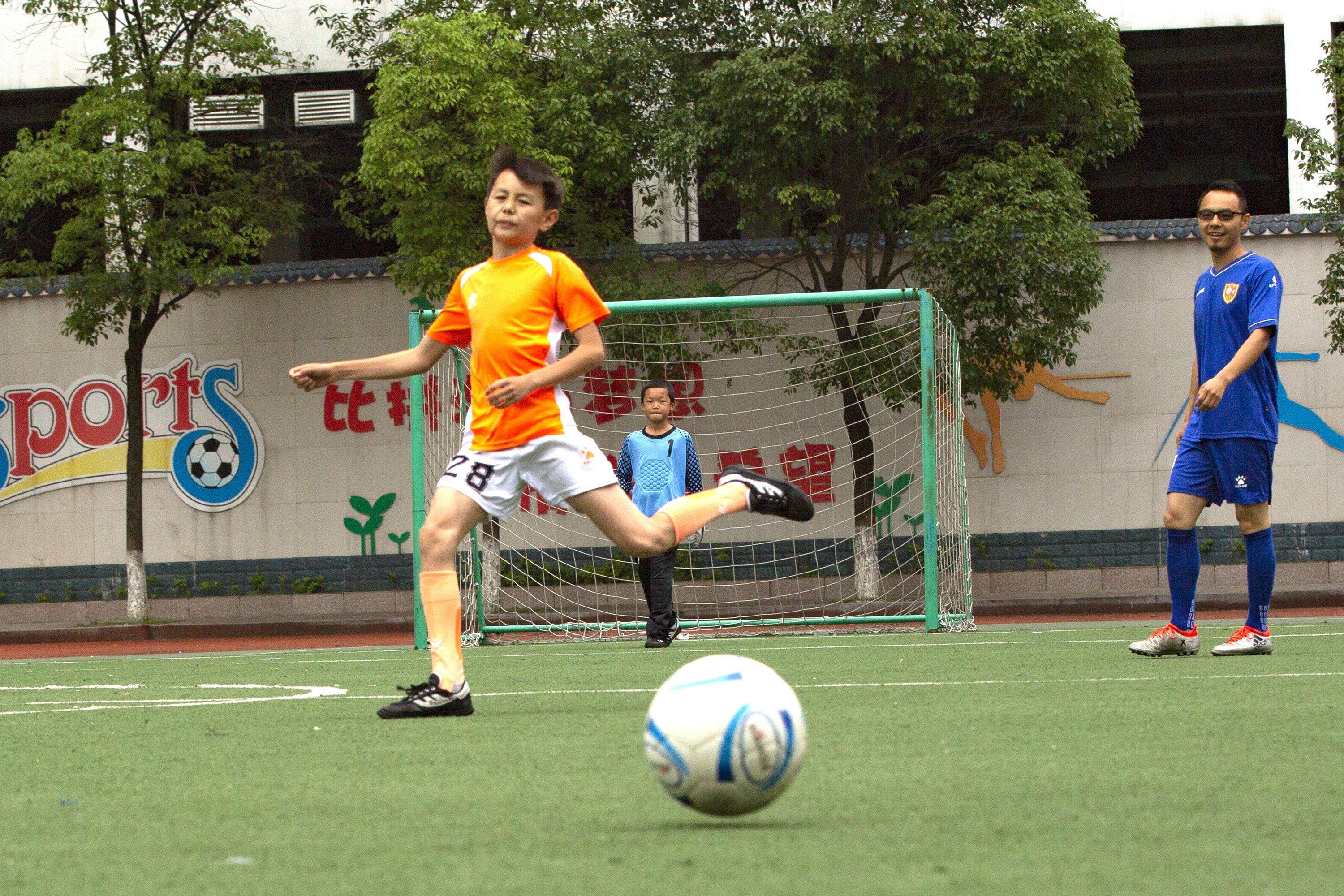 快乐足球迎“六一”,快乐足球绿茵奔跑