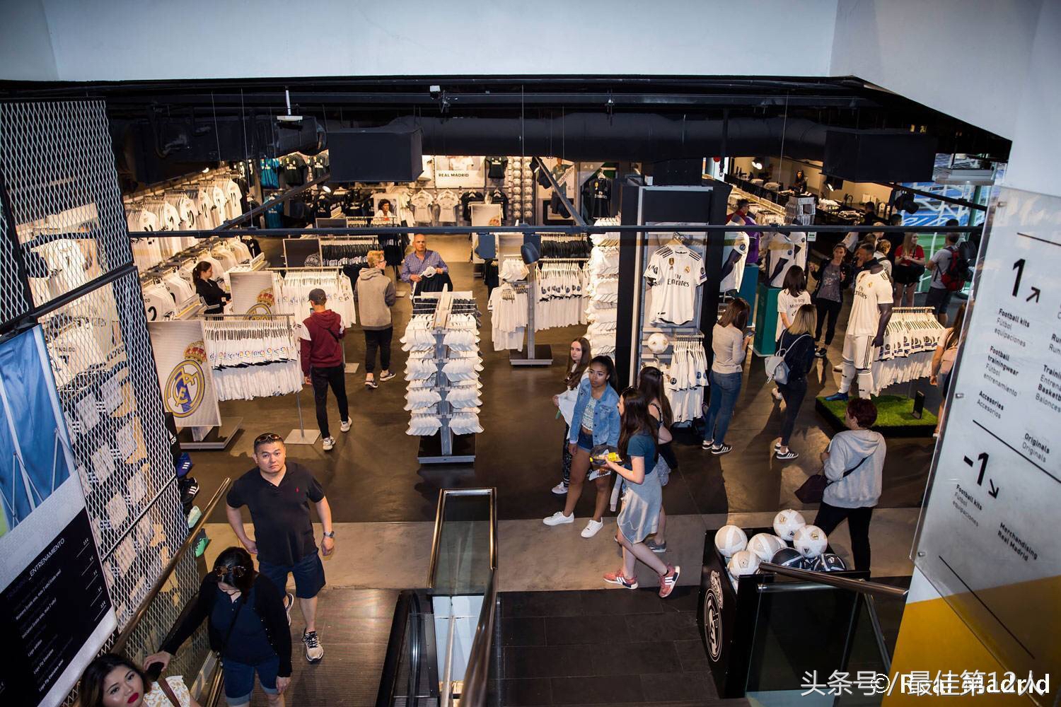 皇马新赛季客场球衣彩色印号,皇马8-19赛季球衣细节