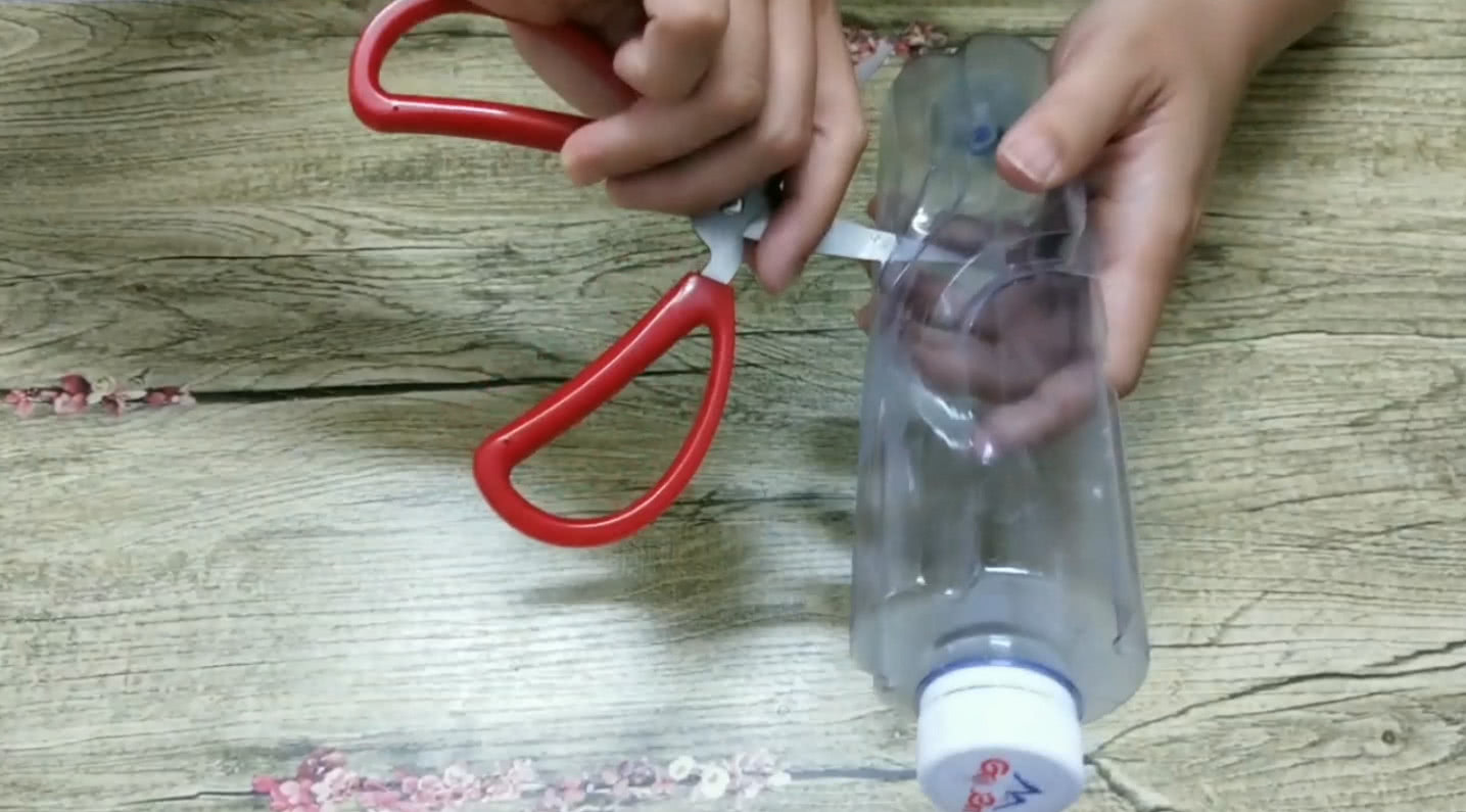 塑料瓶上打两个洞,马上变成打气筒,吹气球省力又省时,简单易学