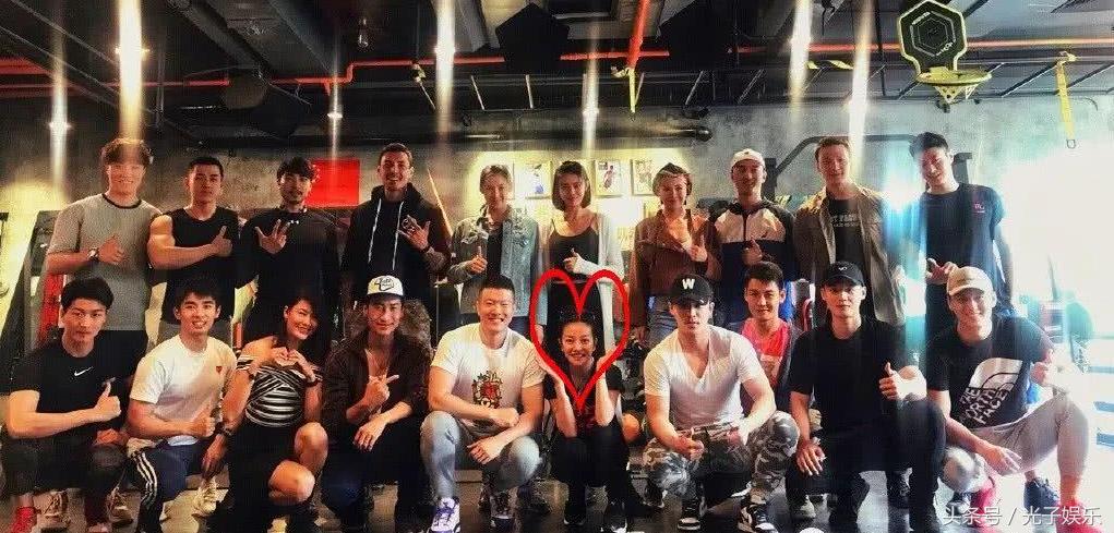 44岁赵薇薄纱长裙,赵薇44岁的减龄