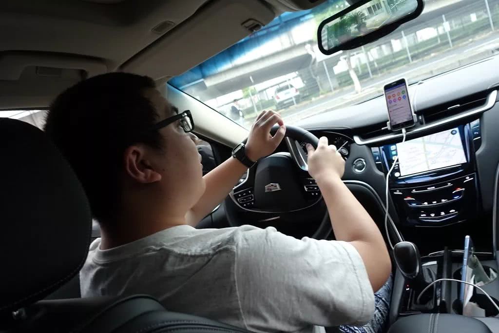 膨胀了、膨胀了！小俩口开着凯迪拉克豪车玩转上海滩！