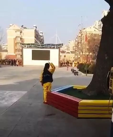 男子辱国旗被拘留,男子踩踏国旗被判三年