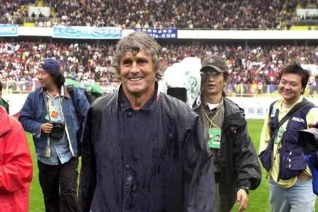 鹿晗倾情加盟6月2日超级企鹅杯