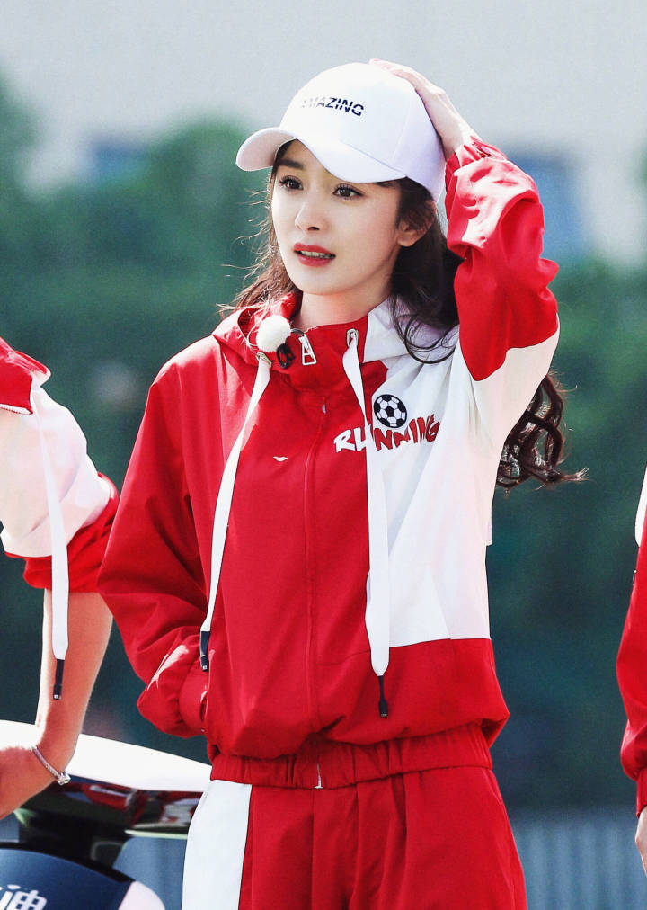 杨幂奔跑吧踢足球是哪一期,杨幂参加跑男踢足球运动范儿满满