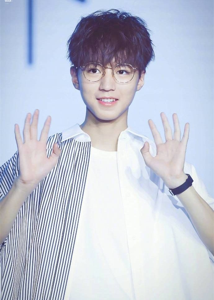 王俊凯模仿杨迪,王俊凯奔跑吧青春现场版伴舞