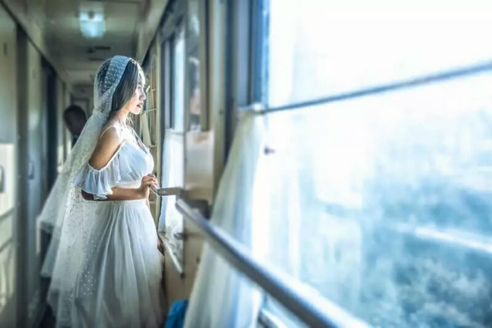 她在127小时的K3火车上拍婚纱照,看了三个国家的风景