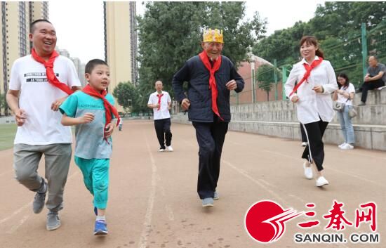 103岁老人又唱又跳过生平第一个儿童节本世纪10年后给上世纪10后戴红领巾