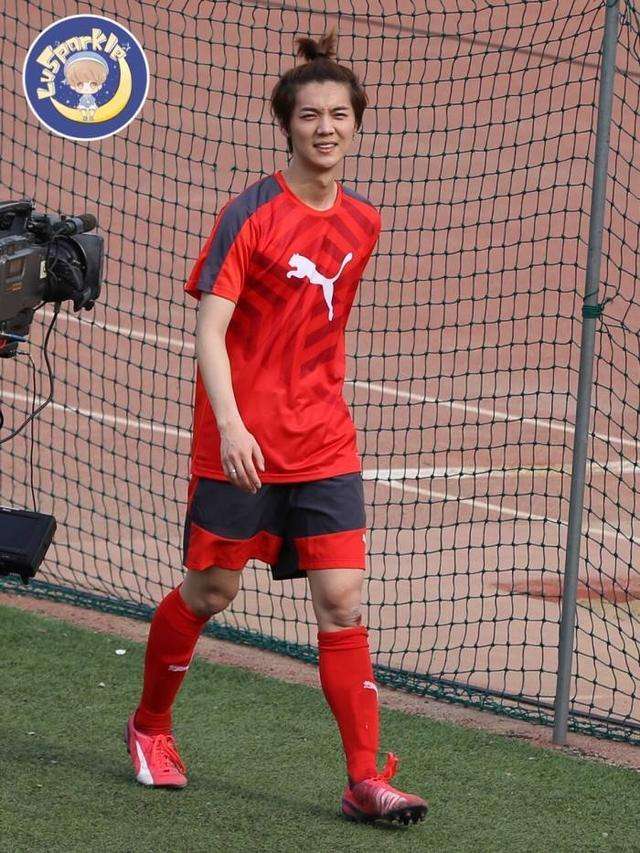 鹿晗邓超踢球,鹿晗踢球大力抽射