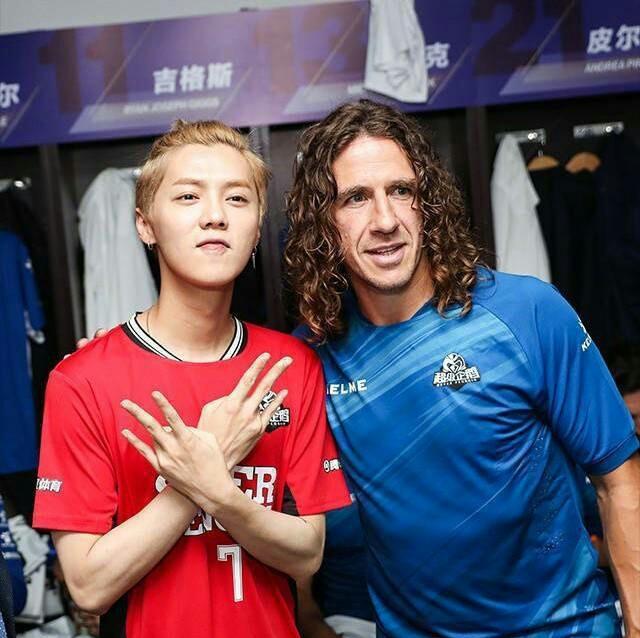 鹿晗跟足球明星合影,鹿晗篮球场偶遇