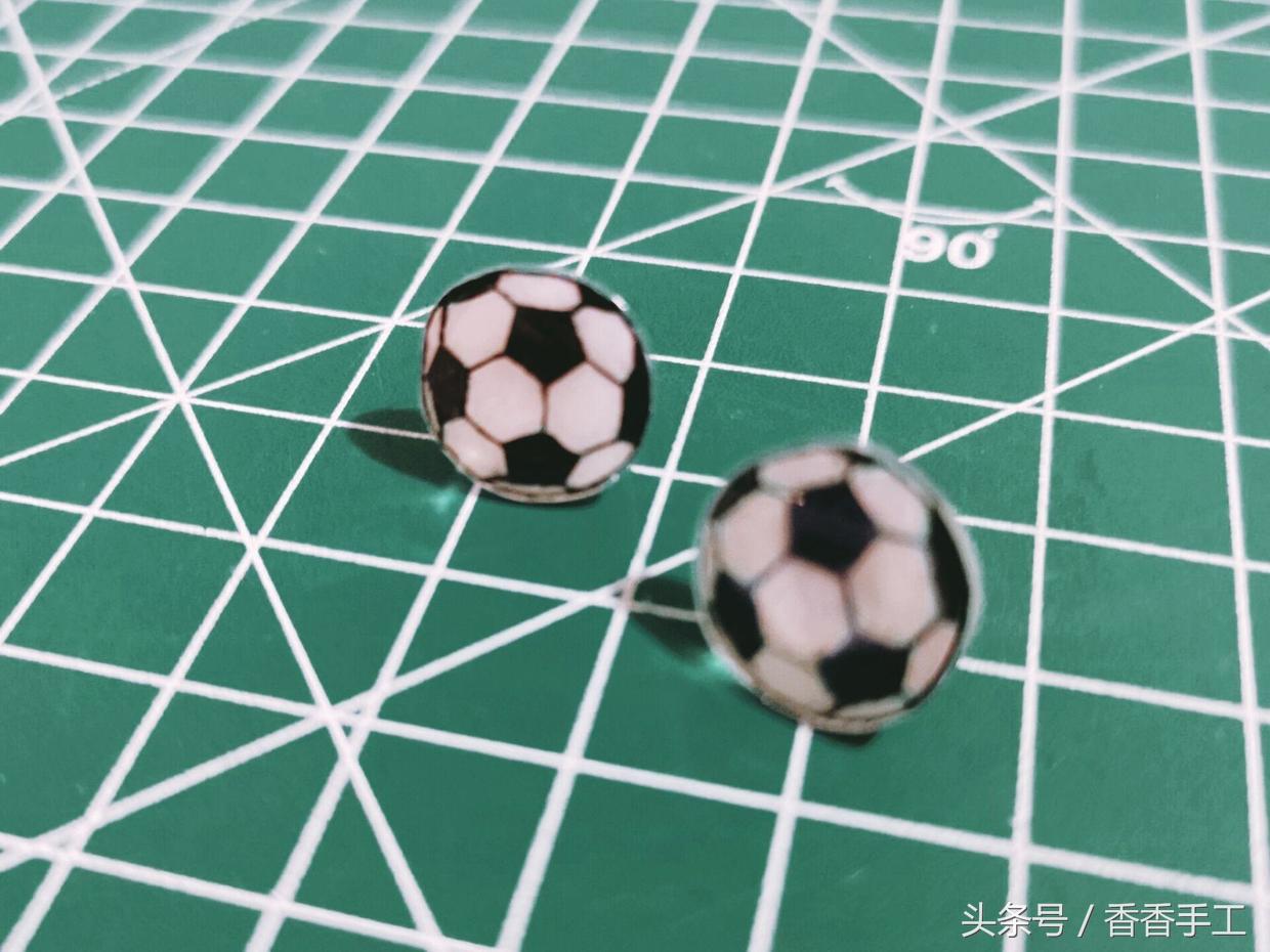 世界杯将至，是时候做些什么来庆祝下了，那么就做一个足球耳钉吧