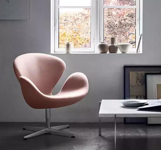 坐着六十年代椅子,小时候的椅子好怀旧