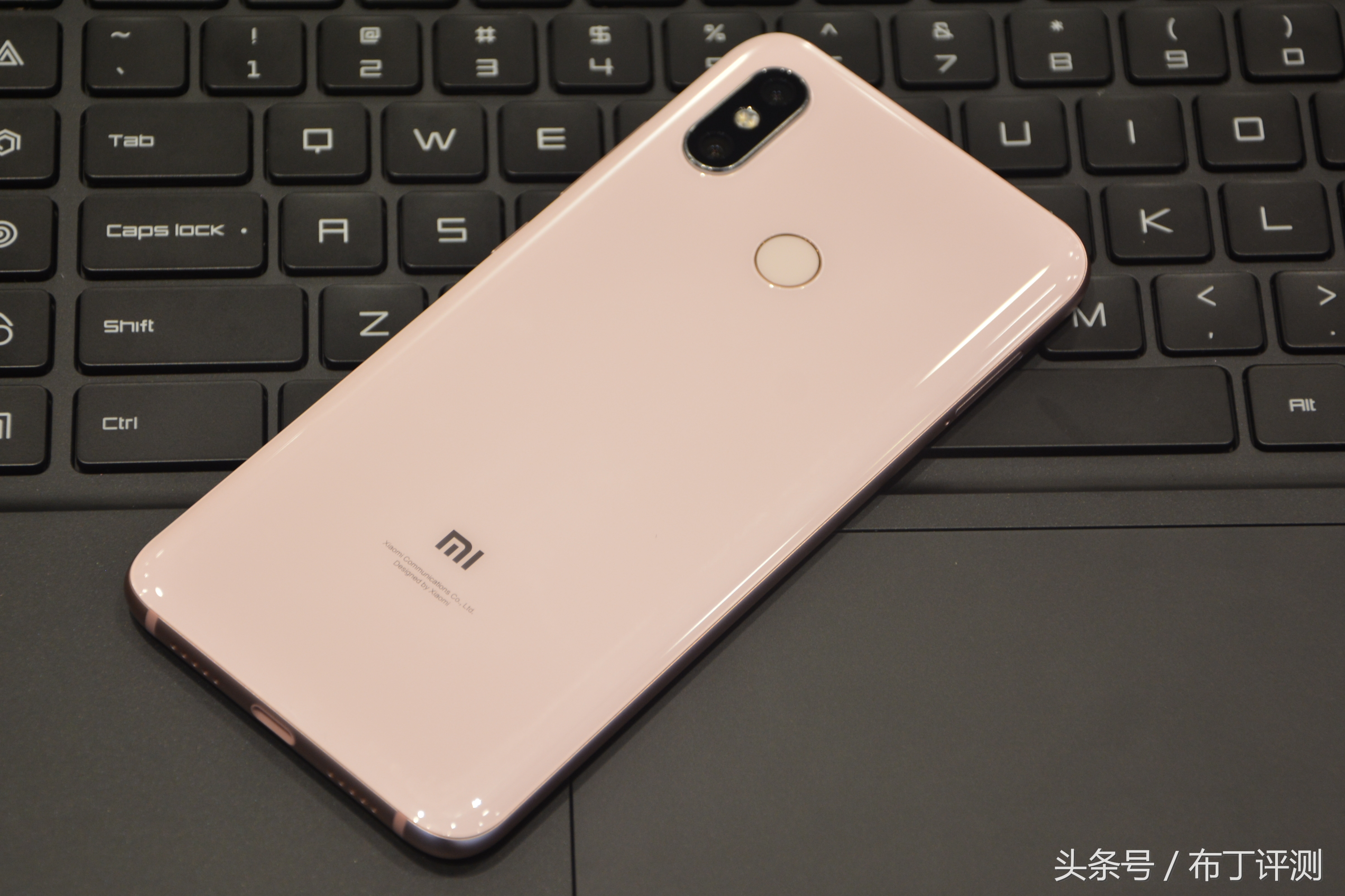 堪称国产版iPhoneX，全新配色加持，小米8金色版开箱简评！