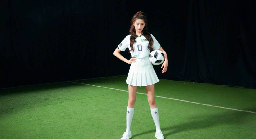 关晓彤造型回归皮裙秀出2米长腿,关晓彤穿蓬蓬裙变身长腿