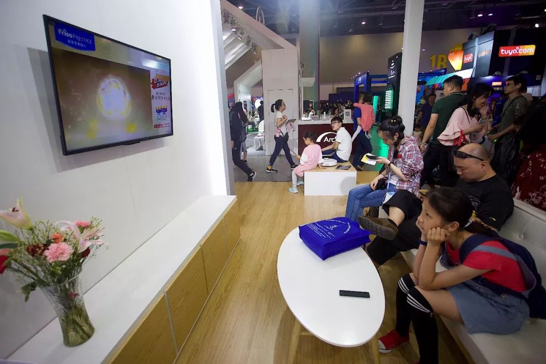 杭州人对未来的好奇心彻底爆发！10多万人在钱塘江边“看到未来”