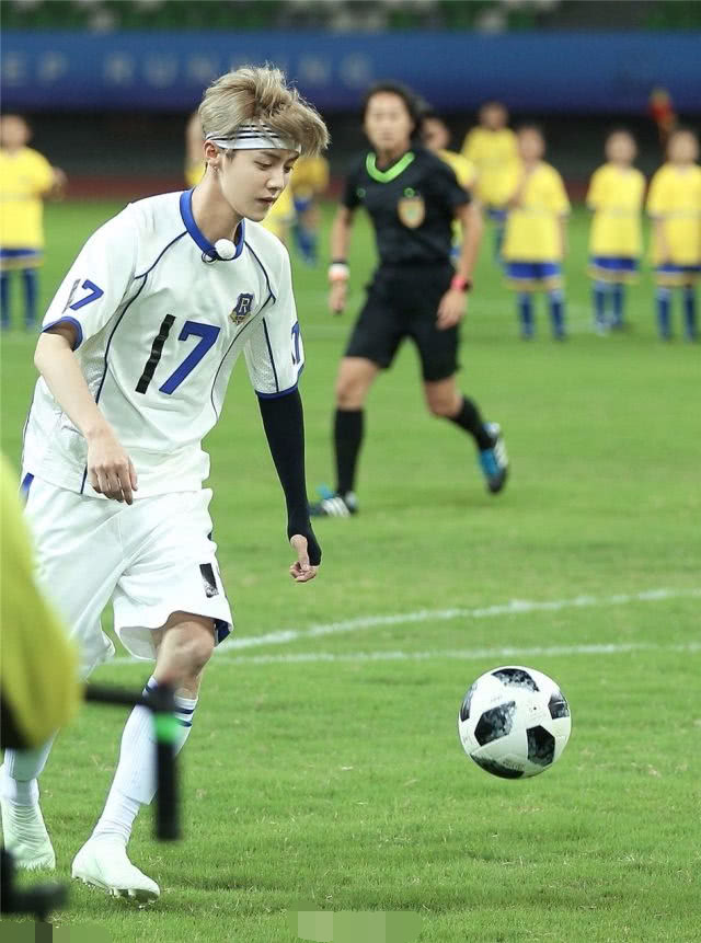 关晓彤亮相世界杯活动足球宝贝,关晓彤化身足球宝贝助力世界杯