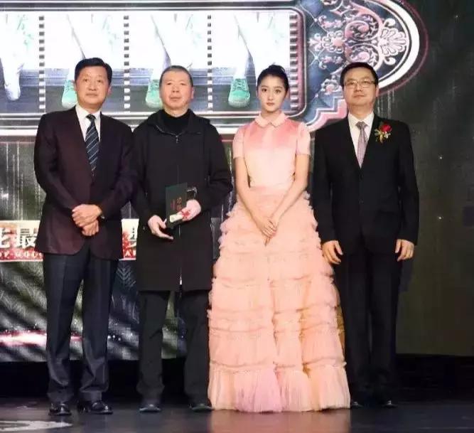 肩宽背厚的女生为什么这么显胖,女生上身壮肩宽背厚怎么搭配衣服