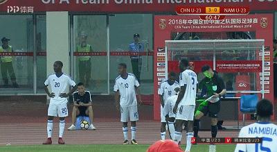 国足U23VS纳米比亚值得深思的细节:非洲兄弟连护腿板都要共用!