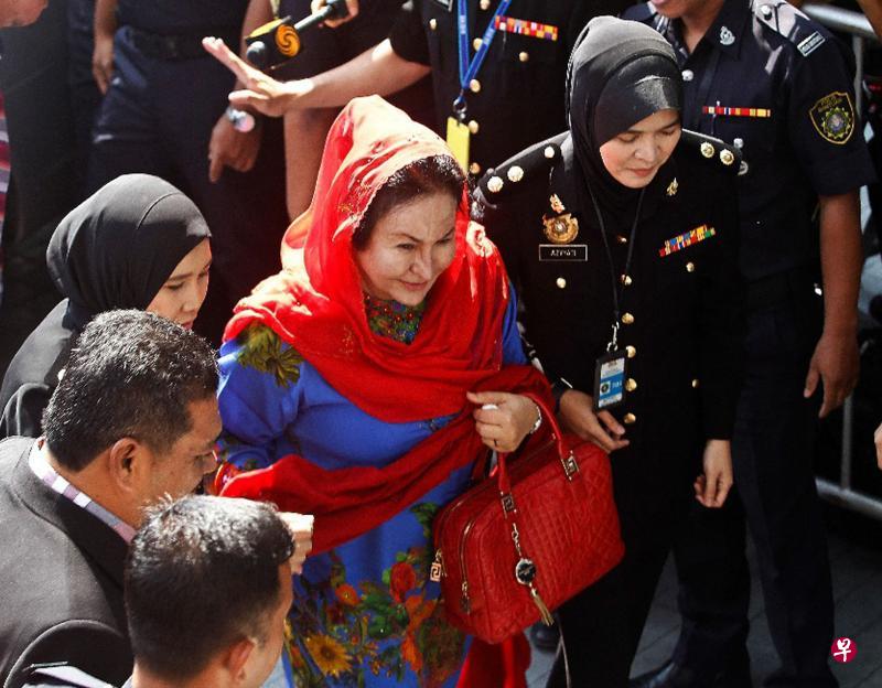 被传召到马来西亚反贪会纳吉布妻子提名牌包录供三个小时