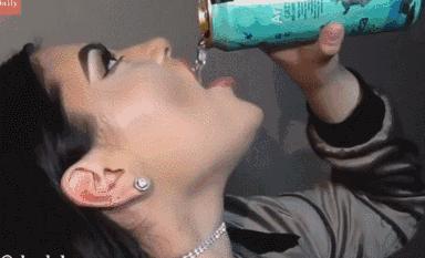 口红掉色喝水尴尬怎么办,口红掉色怎么办教你一招拒绝尴尬